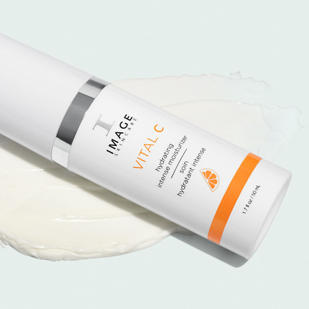 IMAGE SKINCARE Vital C Hydrating Intense Moisturizer – 50ml, Spender liegend auf Cremeprobe