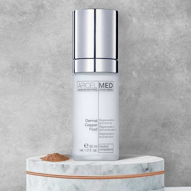 JEAN D'ARCEL ARCELMED Dermal Copper Fluid  – Aufbauendes Fluid, 30ml, Pumpspender auf Steinplatte mit Kupferpulver