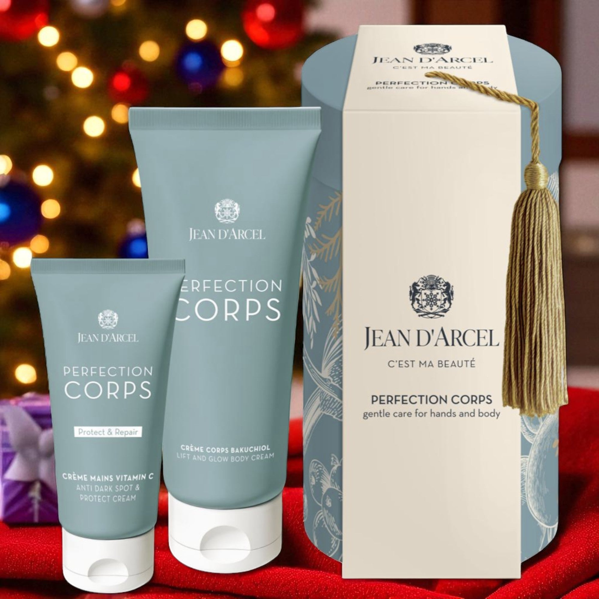JEAN D'ARCEL Geschenkset PERFECTION CORPS – 30ml+100ml, Handcreme + Körpercreme + Geschenkkarton vor weihnachtlichem Hintergrund