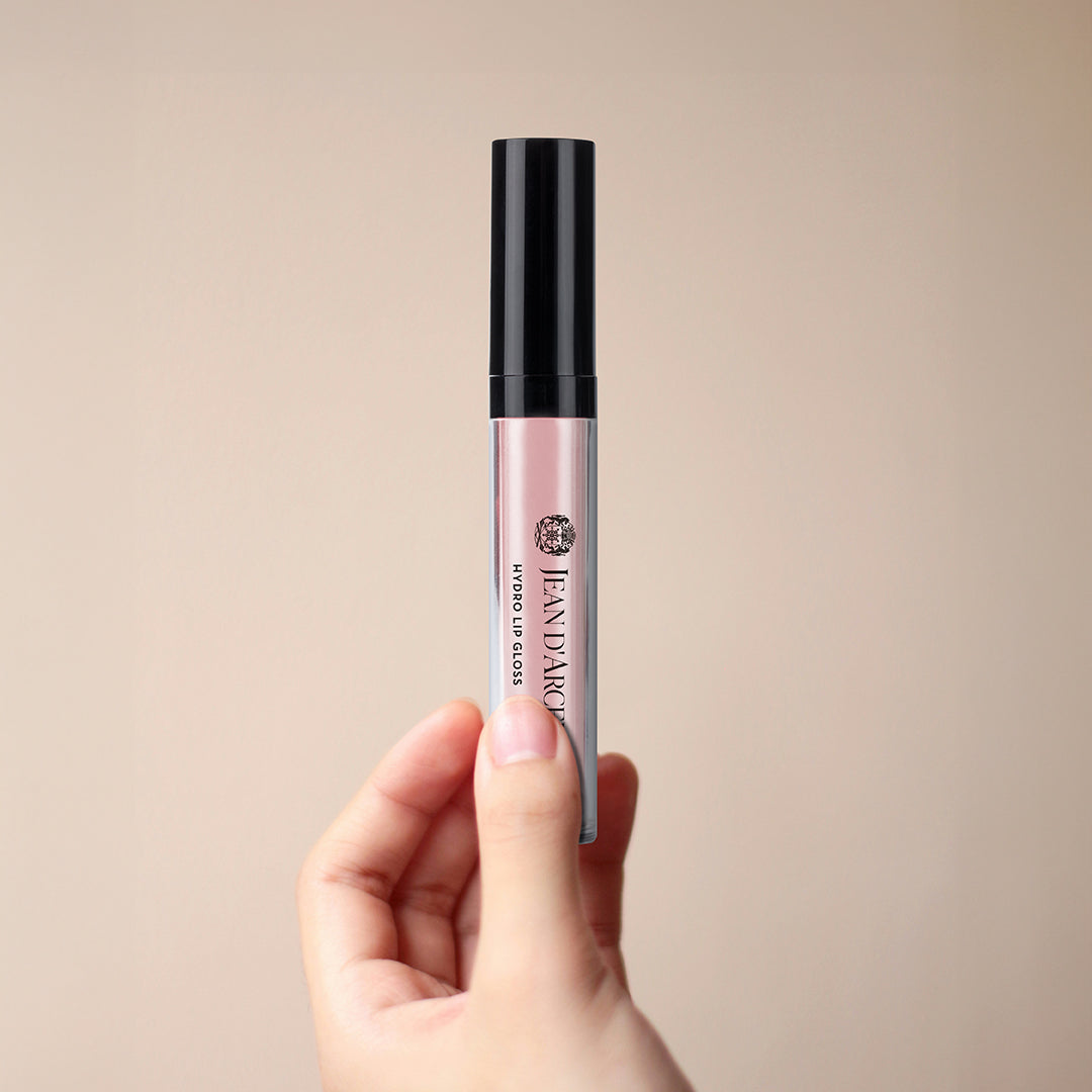 JEAN D'ARCEL Hydro Lip Gloss – nude gloss, 6,5ml, Hand hält Lipgloss