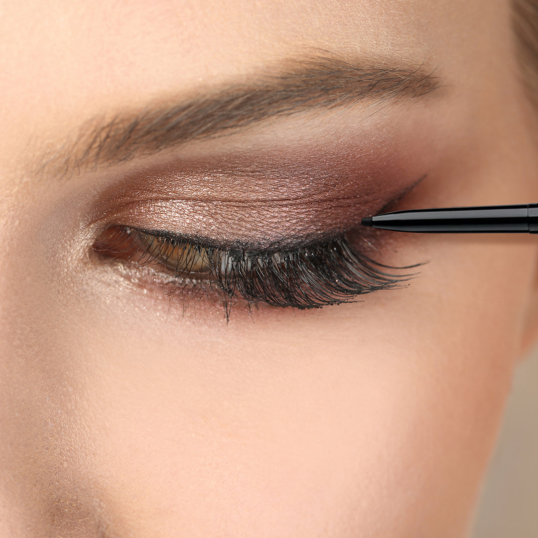 JEAN D'ARCEL mineral eyeliner – brown, 1stk, Woman applying eyeliner, closeup