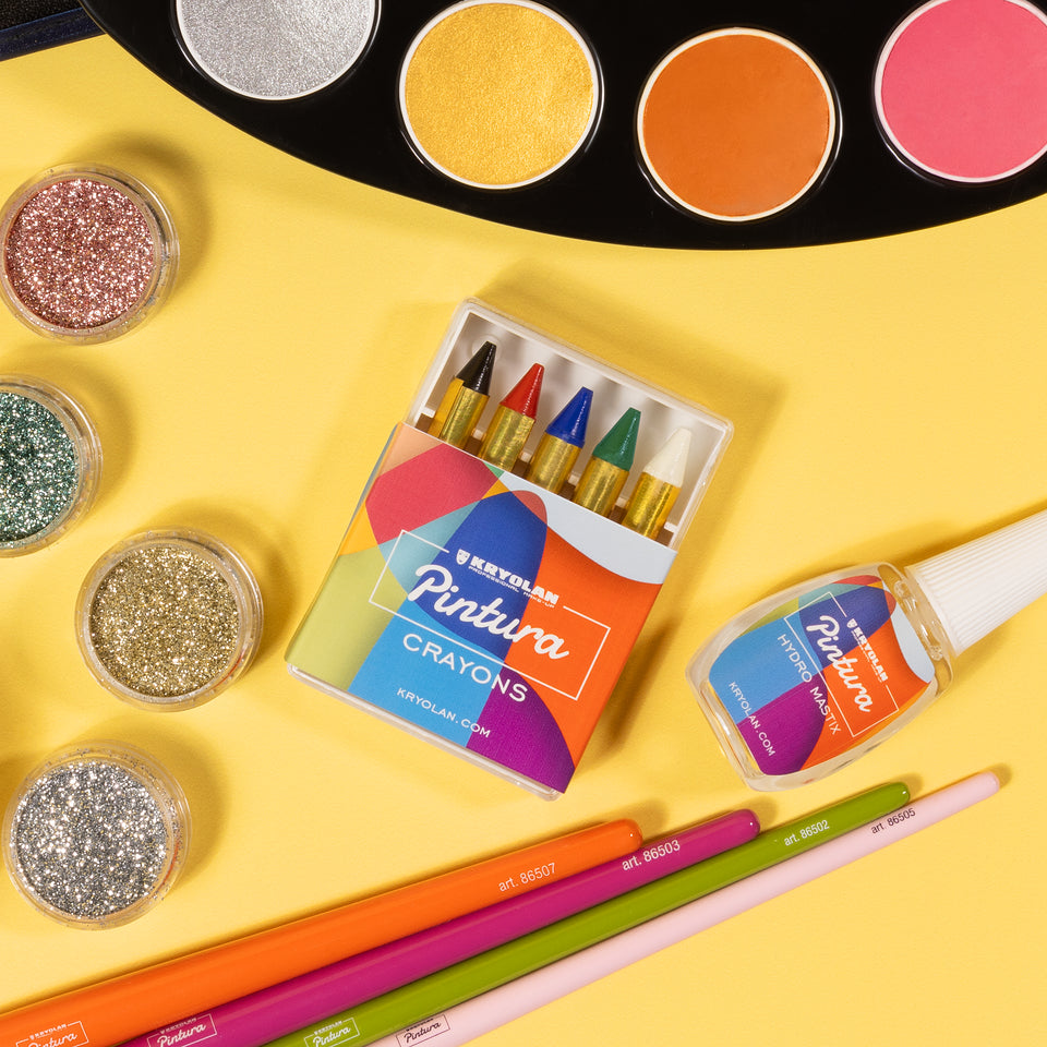 KRYOLAN Crayons 5 Farben – kindgerechte Schminkstifte, 12g, Stifte mit Glitter und Pinseln auf gelben Untergrund