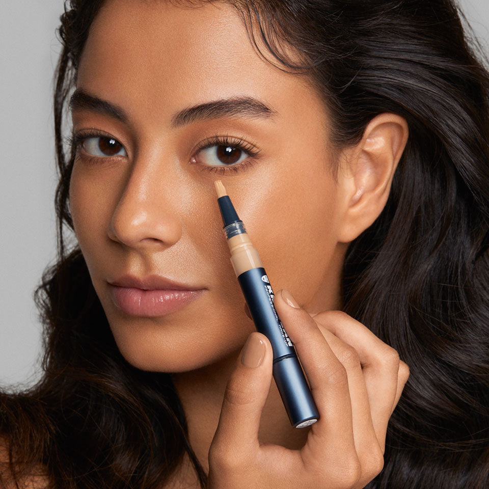 KRYOLAN Digital Complexion Concealer  – leichter, selbstfixierender Concealer mit Airbrush-Effekt, 1stk, Frau wendet Concealer an
