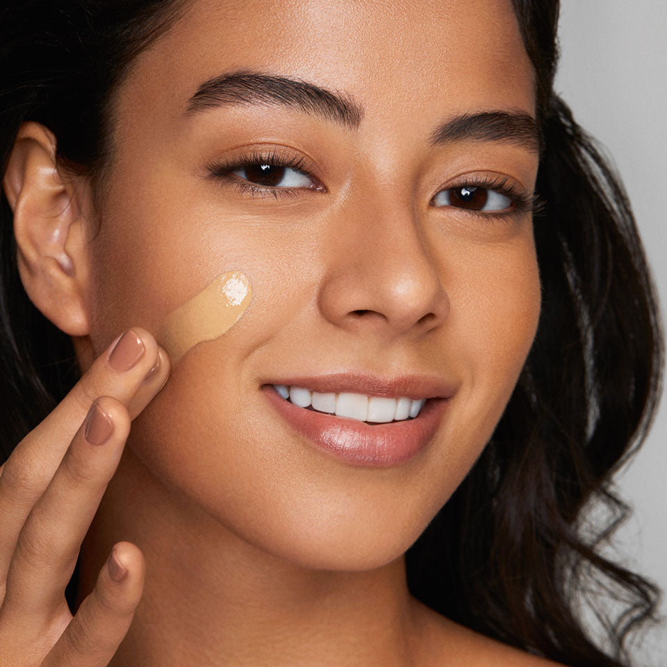 KRYOLAN Digital Complexion Fluid Foundation  – Selbstfixierendes, veganes HD-Make-up mit Airbrush-Effekt, 30ml, Frau wendet Foundation an