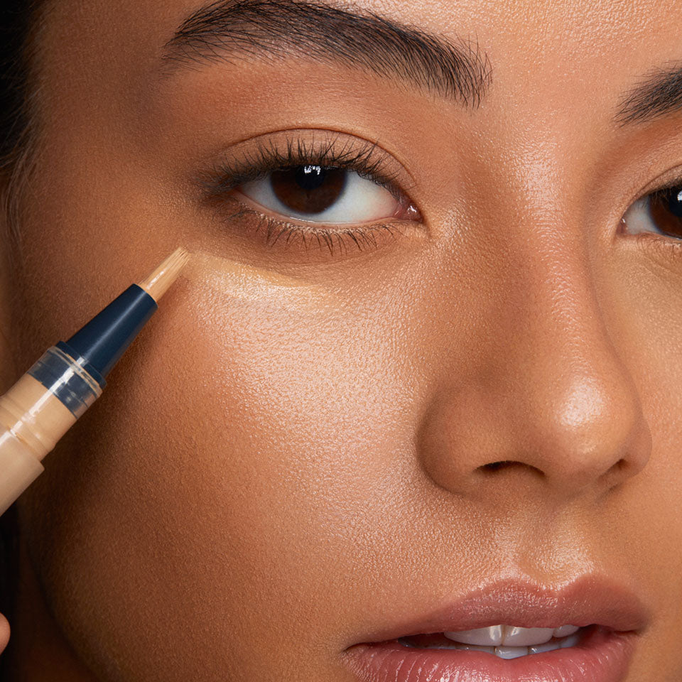 KRYOLAN Digital Complexion Neutralizer  – Veganer HD-Teintausgleicher mit Airbrush-Effekt, 1stk, Frau wendet Neutralizer an