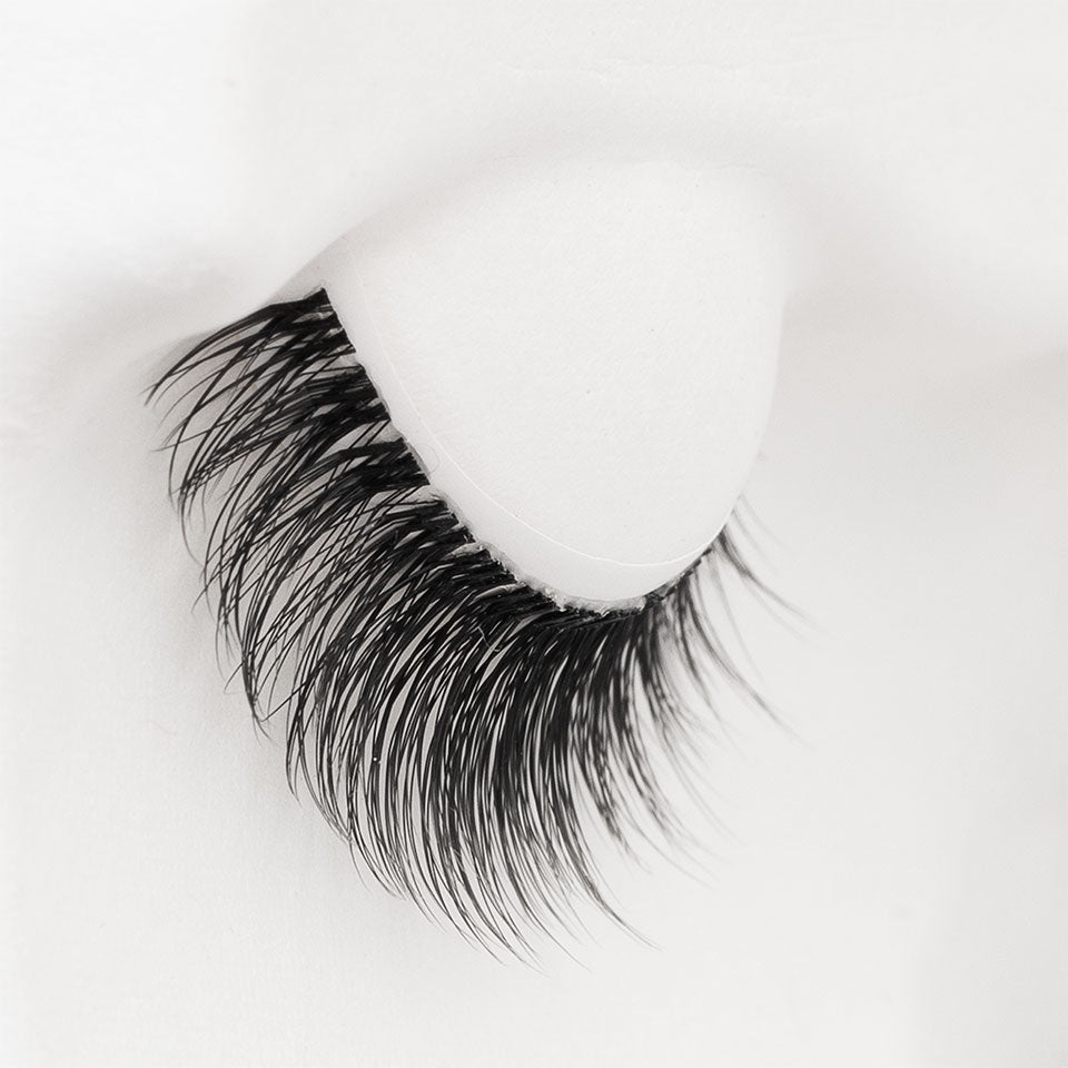 KRYOLAN Dramatic Fluffy Definition Lash – vegane Volumenwimpern, 1Paar, Wimpernband Seitenansicht