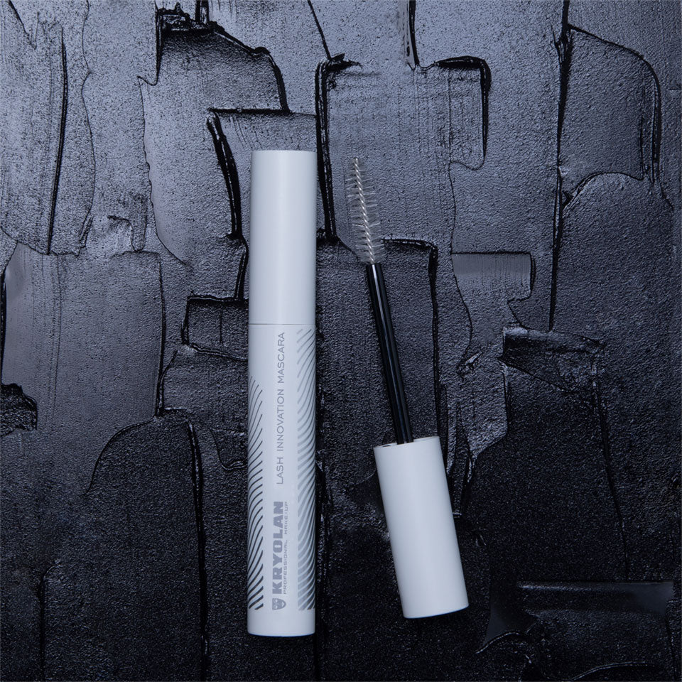 KRYOLAN Lash Innovation Mascara, 8ml, Spender und Applikatorbürste auf Produkttextur