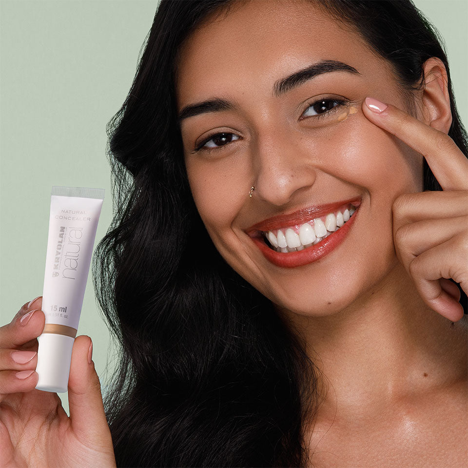 KRYOLAN Natural Concealer – flüssiger Concealer mit Hyaluron, 15ml, Frau wendet Concealer an Auge an