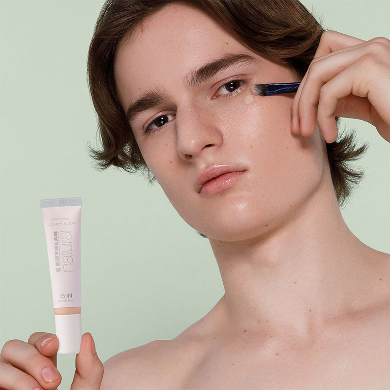 KRYOLAN Natural Concealer – flüssiger Concealer mit Hyaluron, 15ml, Mann wendet Concealer an Auge an