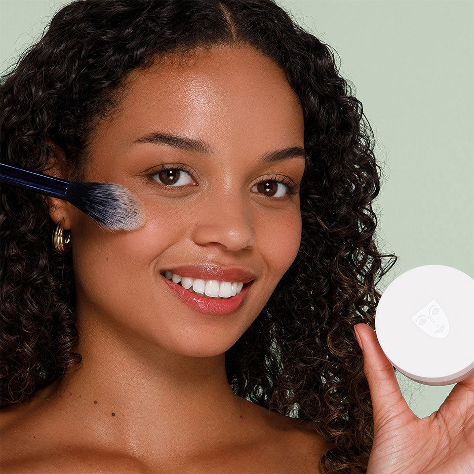 KRYOLAN Natural Finish Powder  – Fixierpuder für Make-up, 15g, Model wendet Puder auf Gesicht an