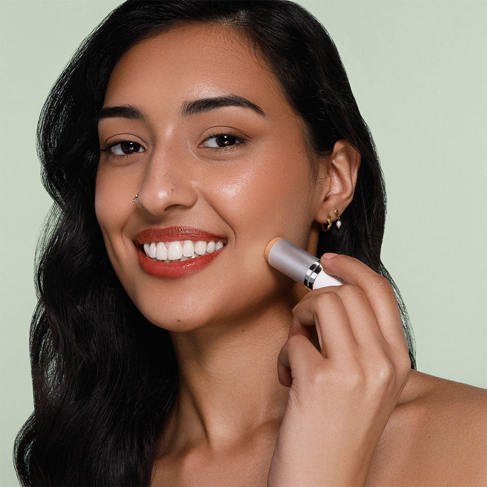 KRYOLAN Natural Stick Foundation  – für ein natürlich-mattes Finish, 11g, Frau wendet Stick an