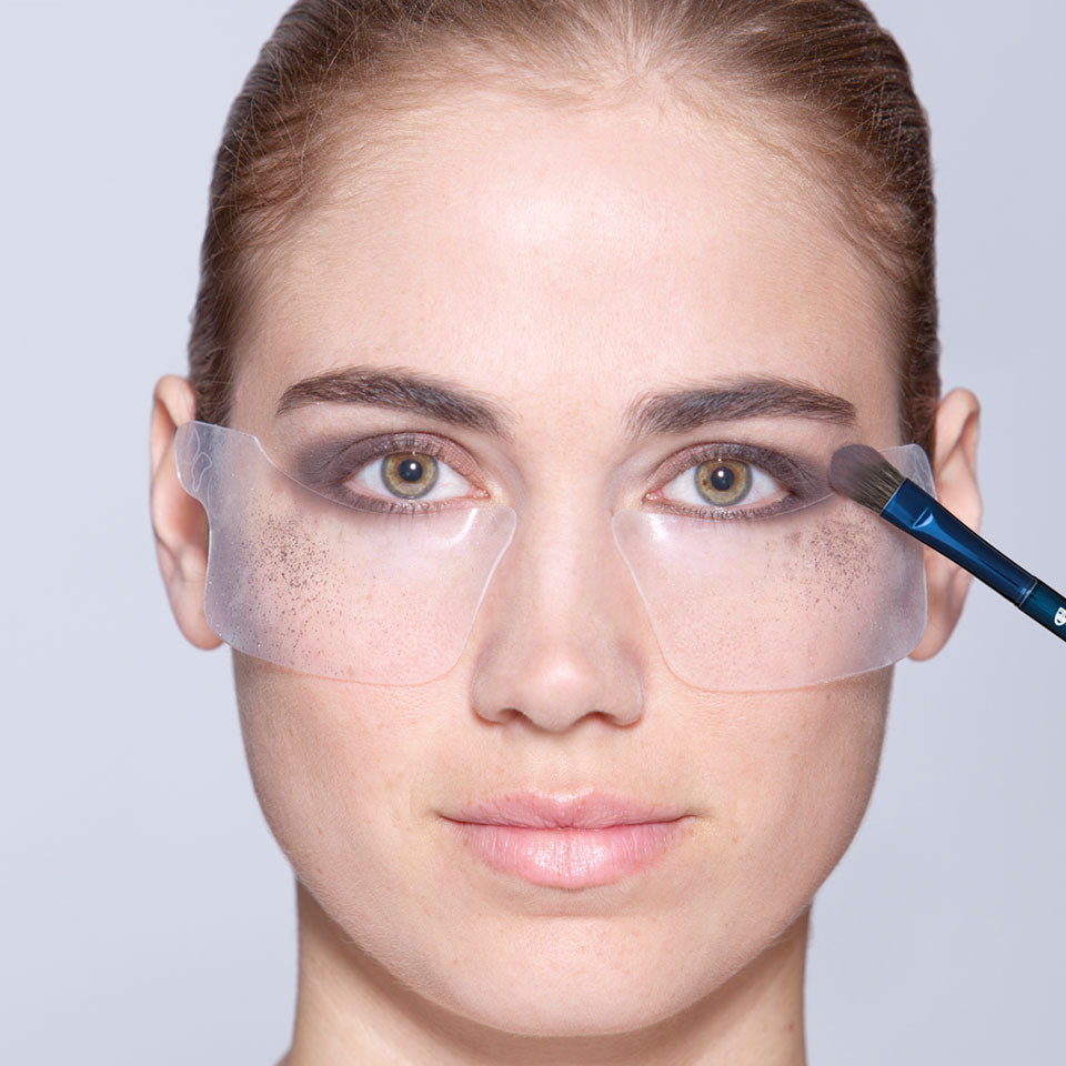 KRYOLAN Silcopad – Schutzpad für sauberes Augen-Make-up, 2pads, Frau wendet Siliconpad an