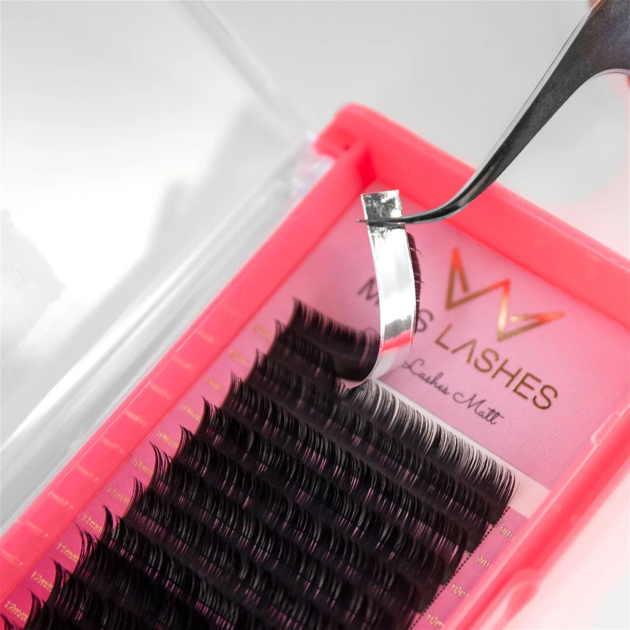 MISS LASHES Flat Lashes matt  – 1:1 | D-Curl | Stärke 0.15, 1Box, Pinzette entnimmt Wimpern