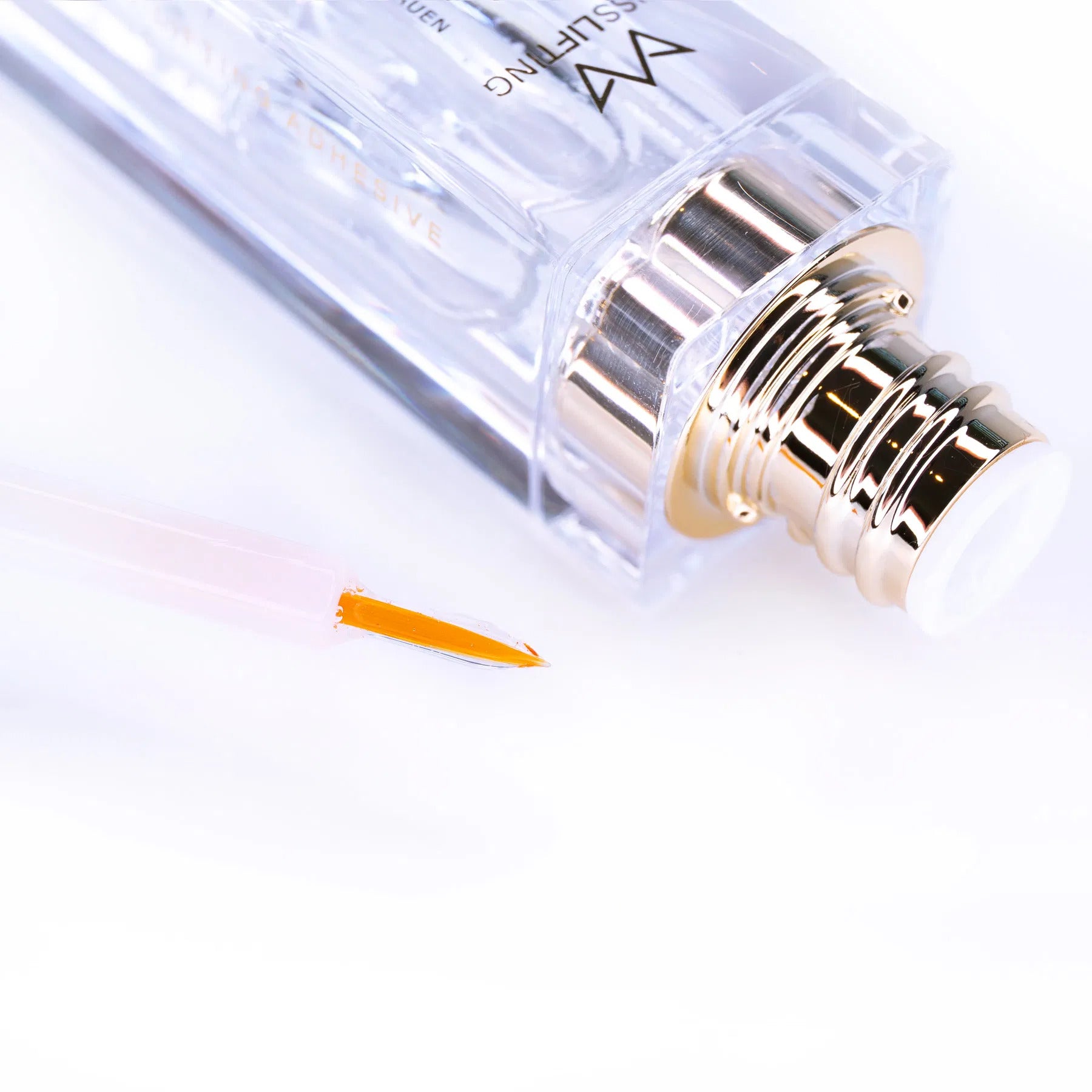 MISS LASHES Lash & Brow Lifting Kleber  – 5 ml, offene Flasche und Applikationspinsel