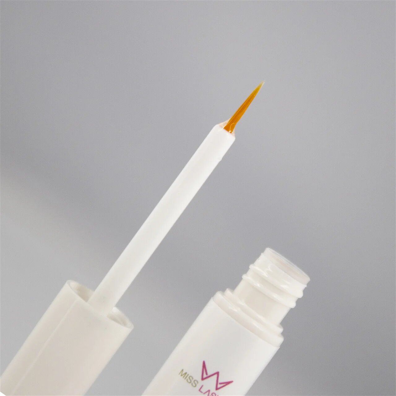 MISS LASHES Wimpern- & Augenbrauenserum  – 3,5ml, Detailansicht Applikatorpinsel