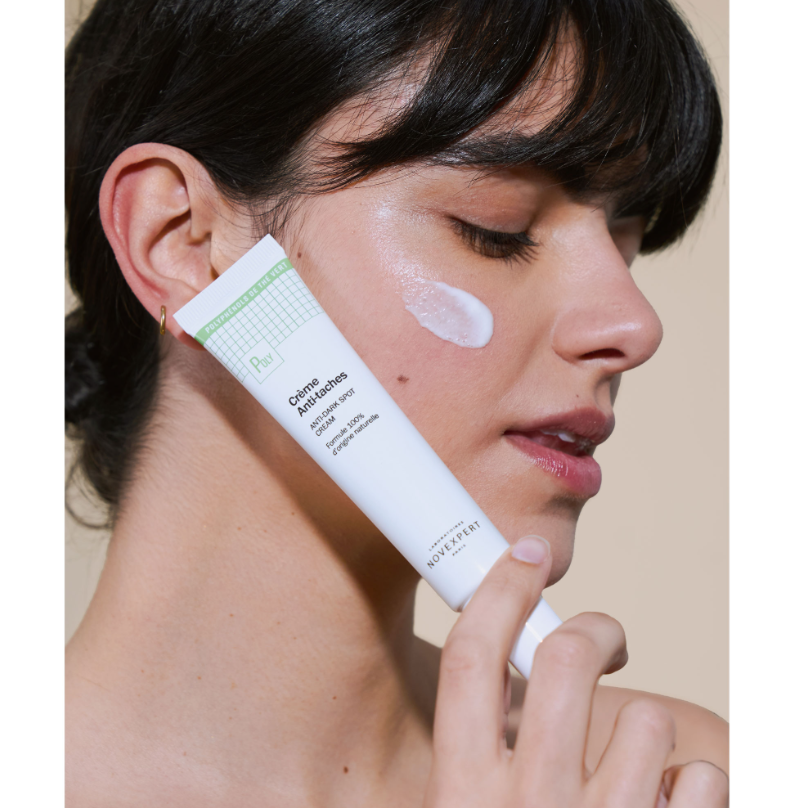 NOVEXPERT Anti-Dark-Spot Cream – 40ml, Frau hält Tube 