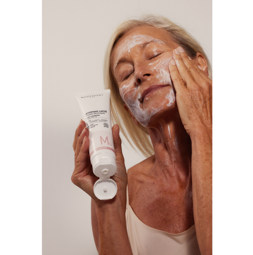 NOVEXPERT Milky Cleanser Hydro-Biotic – für sensible Haut, 150ml, Frau wendet Reinigungsmilch an