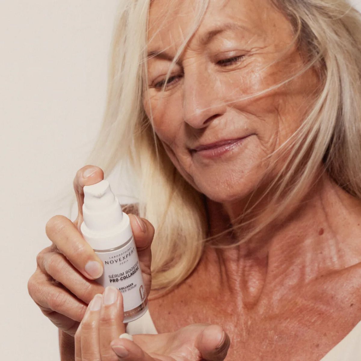 NOVEXPERT Pro-Collagen Booster Serum – 30ml, Frau gibt Serum auf Handfläche