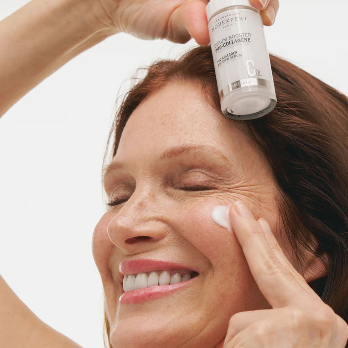 NOVEXPERT Pro-Collagen Booster Serum – 30ml, Frau wendet Serum im Gesicht an