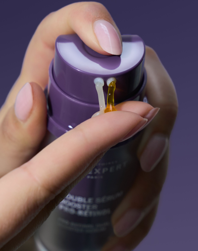 NOVEXPERT Pro-Retinol Booster-Duo-Serum – 30ml, Frau gibt Serum auf Fingerspitze