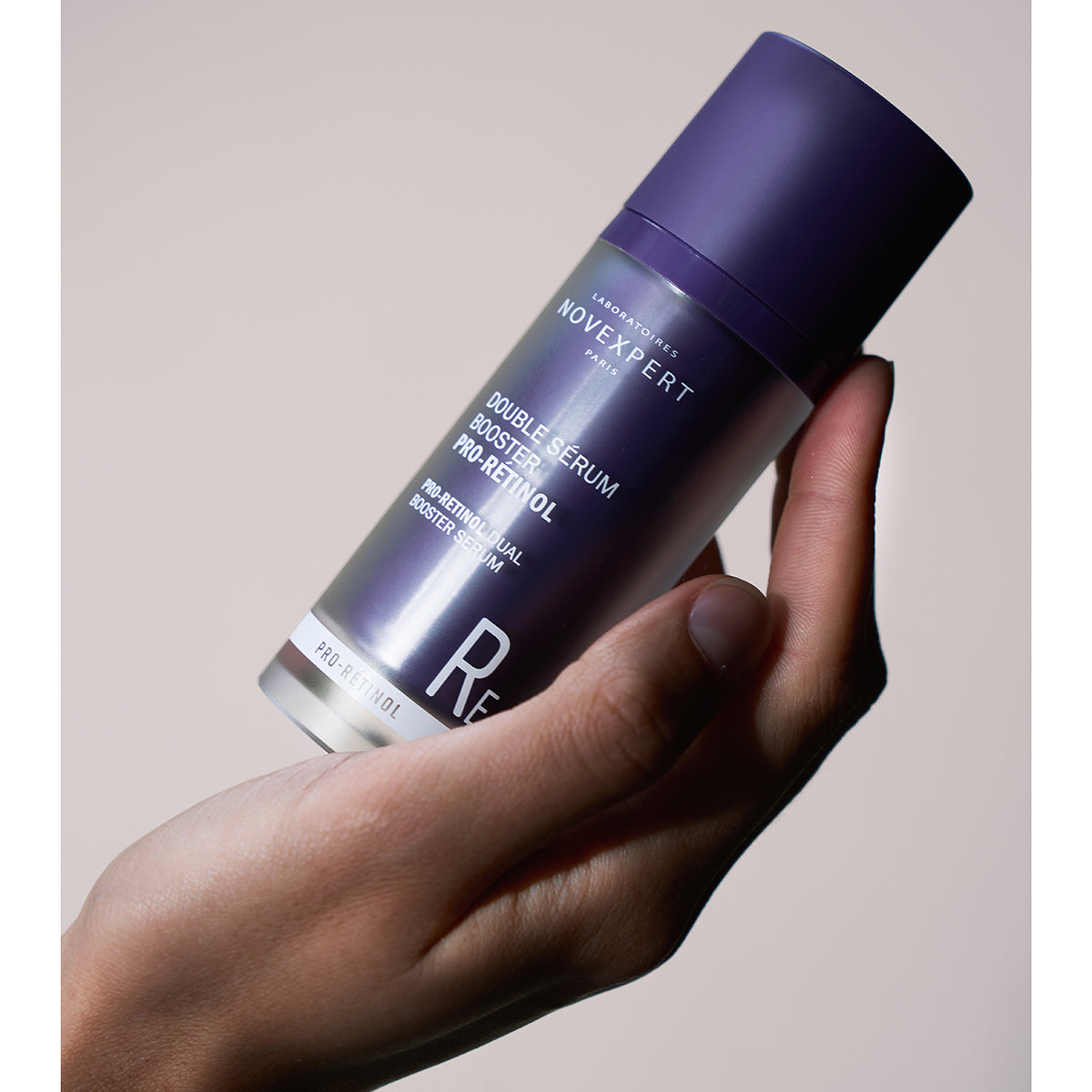 NOVEXPERT Pro-Retinol Booster-Duo-Serum – 30ml, Hand hält Serum