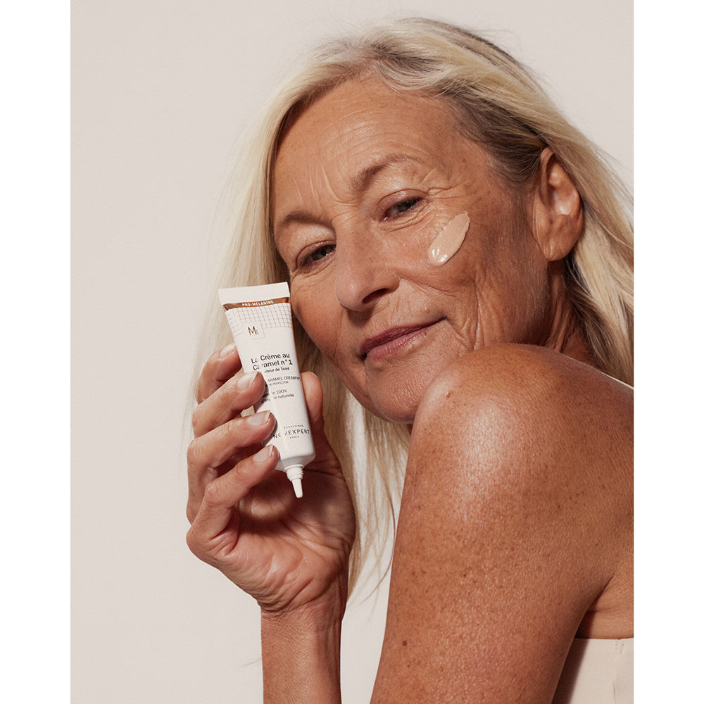 NOVEXPERT The Caramel Cream – Light Shade, 30ml, Frau wendet Creme im Gesicht an