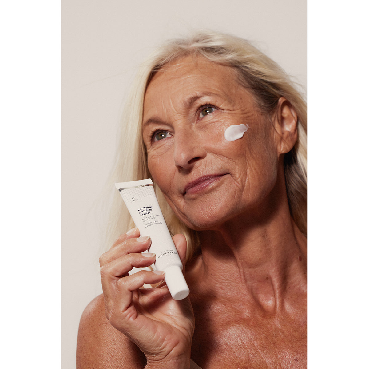 NOVEXPERT The Expert Anti-Aging Fluid – 40ml, Frau hält Cremetube