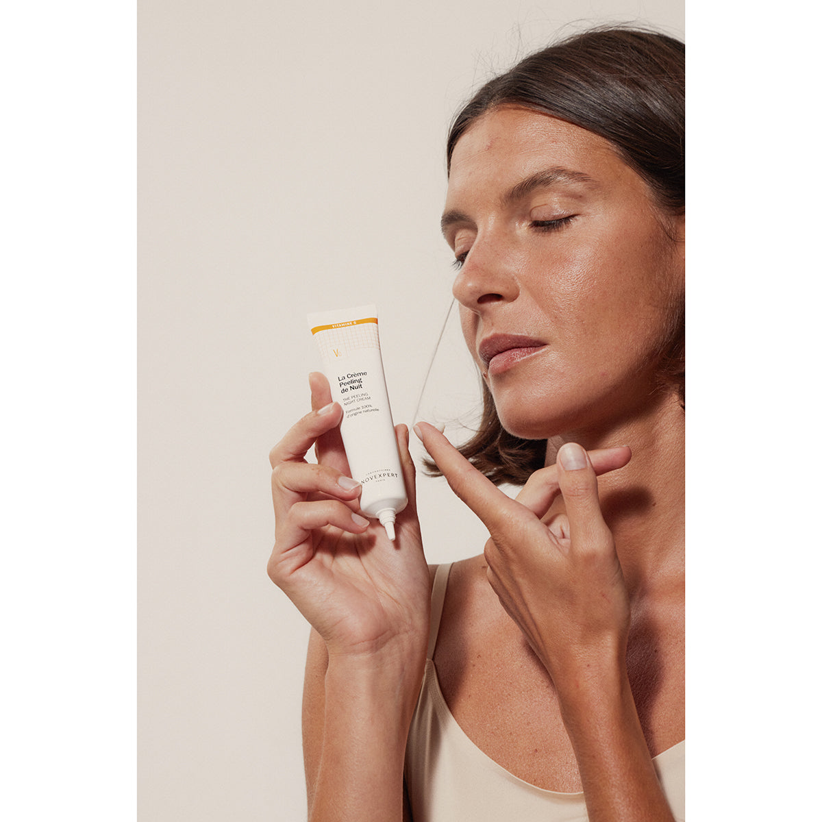 NOVEXPERT The Peeling Night Cream – 40ml, Frau hält Cremetube