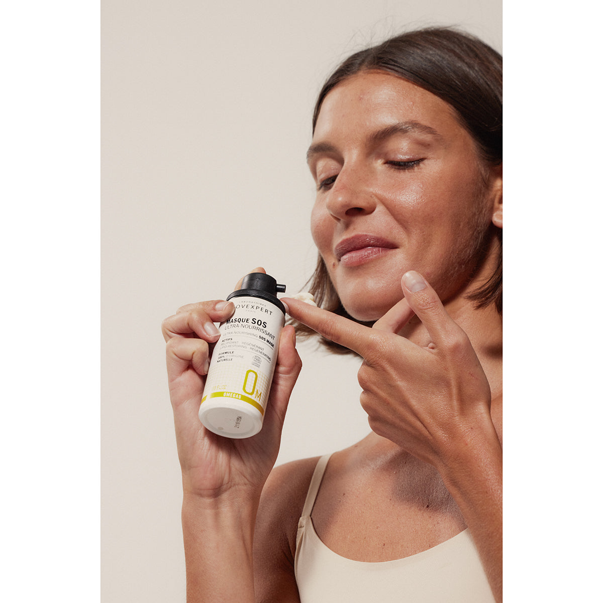 NOVEXPERT Ultra Nourishing SOS Mask  – für extrem trockene &amp; empfindliche Haut, 50ml, Frau gibt Crememaske auf Hand