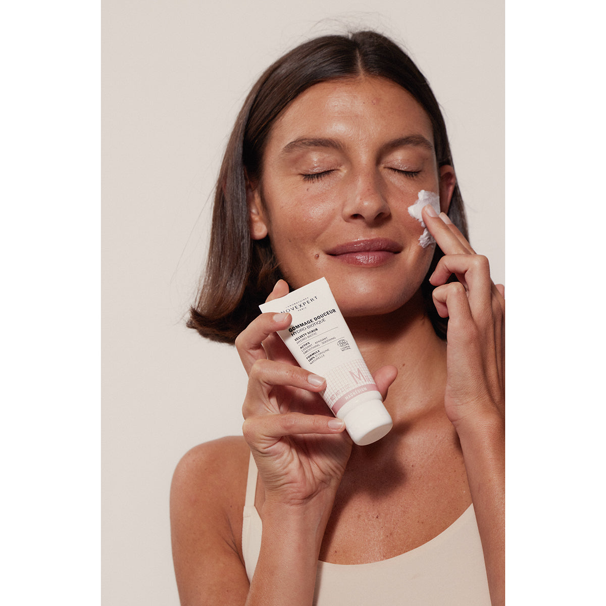 NOVEXPERT Velvety Scrub Hydro-Biotic – für sensible Haut, 60ml, Frau wendet Peeling an