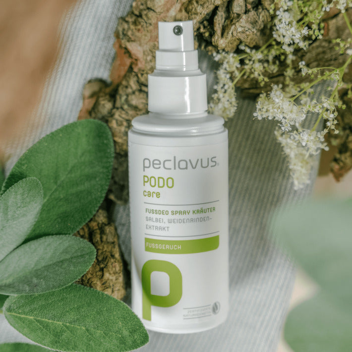 PECLAVUS Fußdeo Spray Kräuter  – 150ml, Sprühflasche liegend mit Rinde und Salbeiblättern