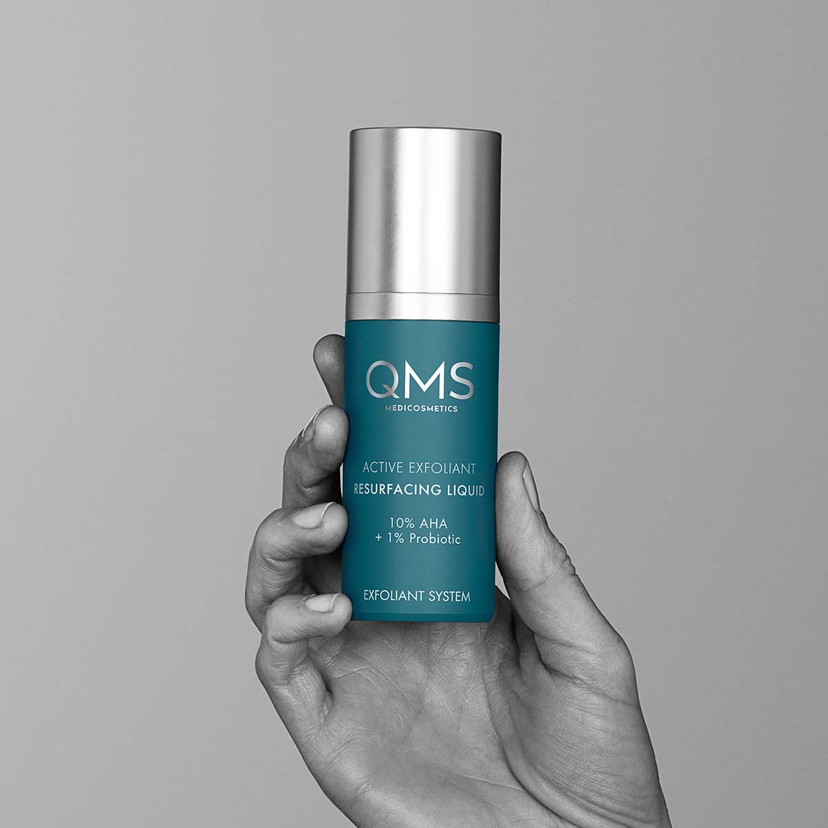QMS Active Exfoliant Resurfacing Liquid 10% AHA + 1% Probiotic – 30ml, Hand hält Peelingspender
