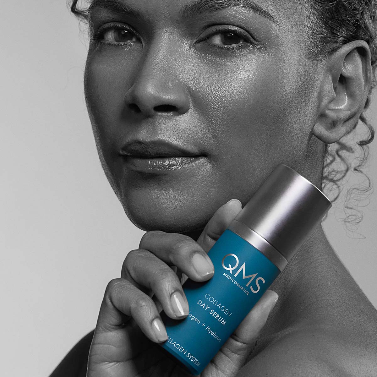 QMS Collagen Day Serum  – 30ml, Frau hält Serum