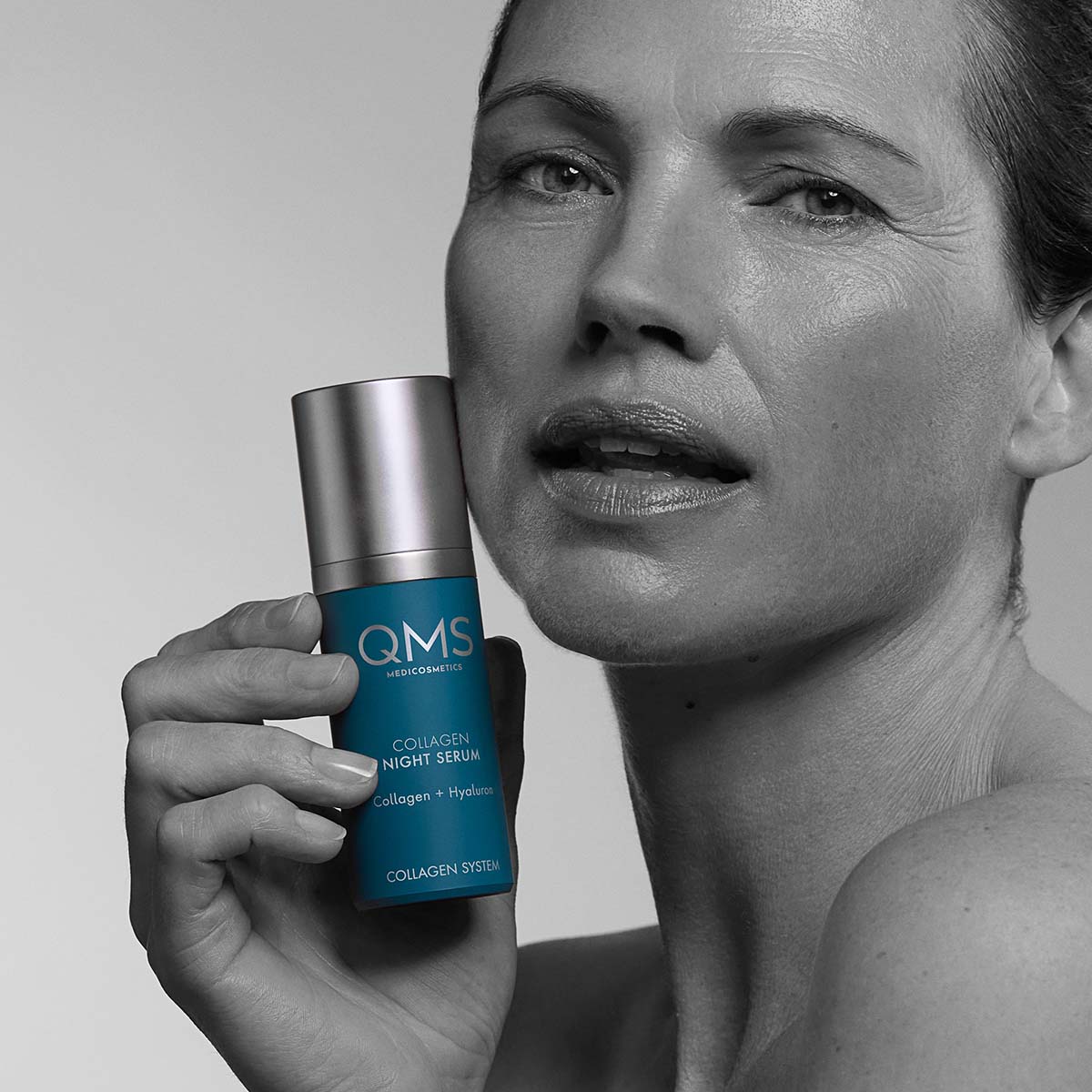 QMS Collagen Night Serum, 30ml, Frau hält Serum