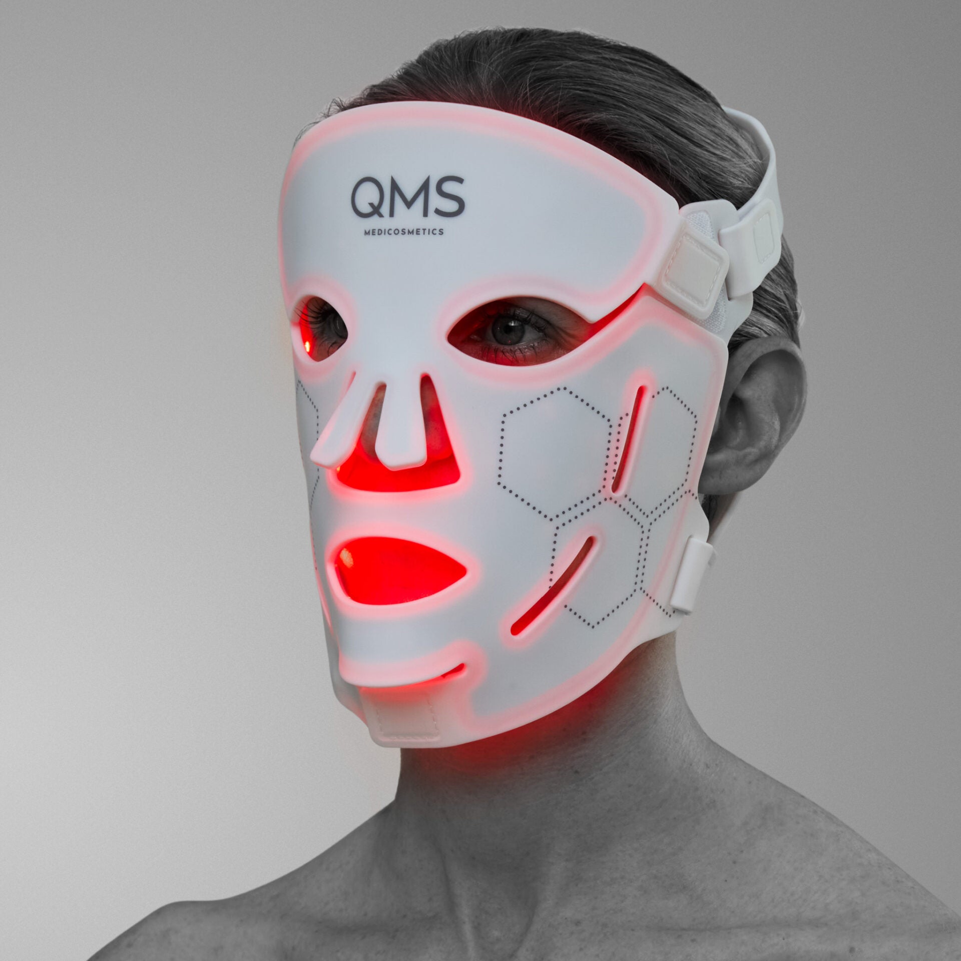 QMS Derma Expert LED Light Treatment – Maske zur Hautverjüngung, ., Frau trägt LED-Maske seitliche Ansicht