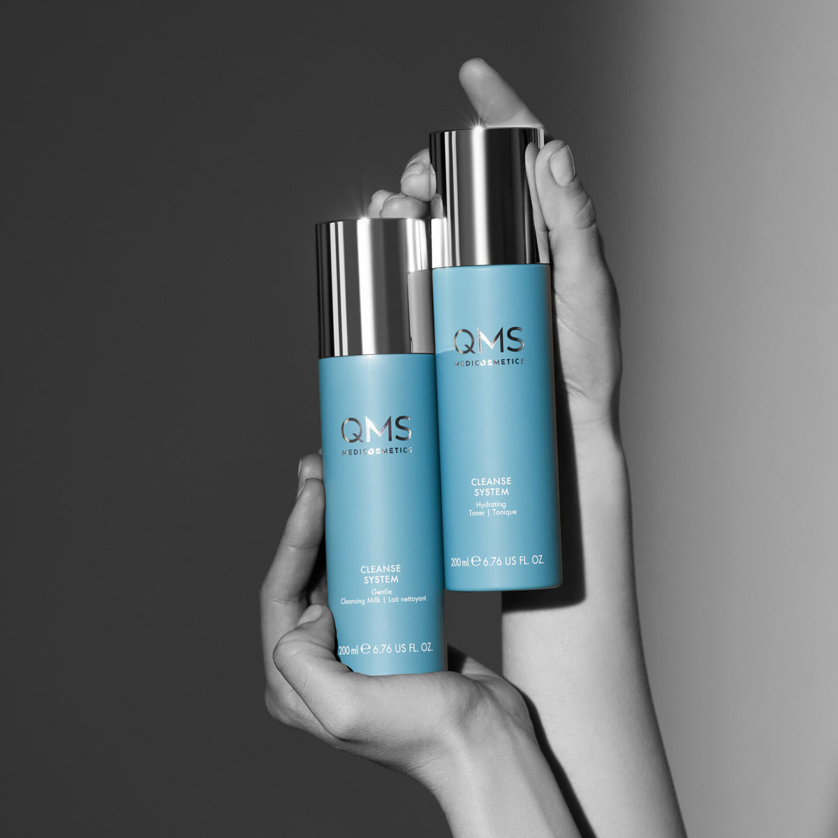 QMS Gentle Cleansing Milk  – QMS Hydrating Toner , 200ml, Hände halten Spender