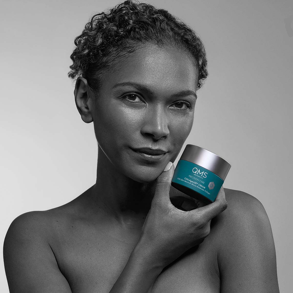 QMS Precision Care Collagen3D™ Cream  – 50ml, Frau hält Cremetiegel