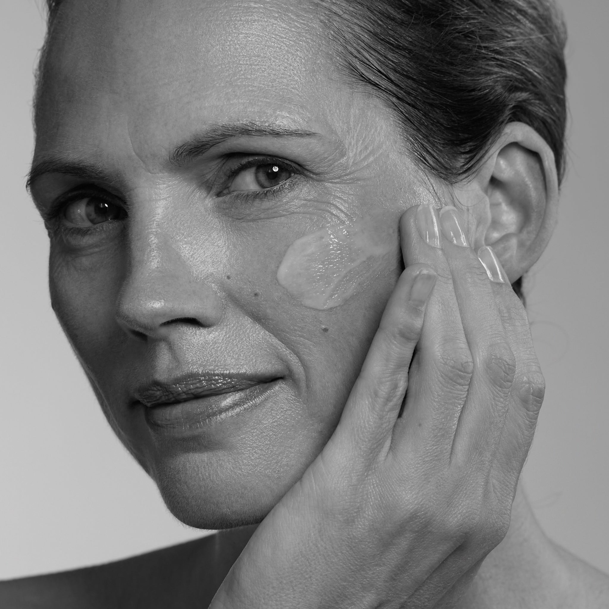 QMS Precision Care Collagen3D™ Gel Mask – 10ml, Frau wendet Gel Maske im Gesicht an