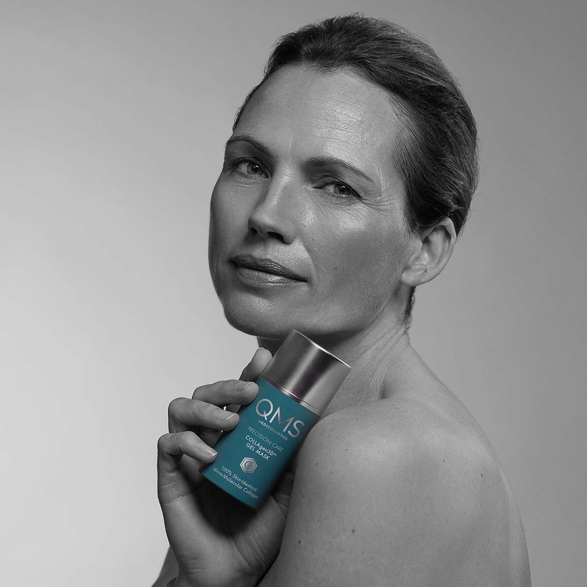 QMS Precision Care Collagen3D™ Gel Mask, 75ml, Frau hält Maskenspender