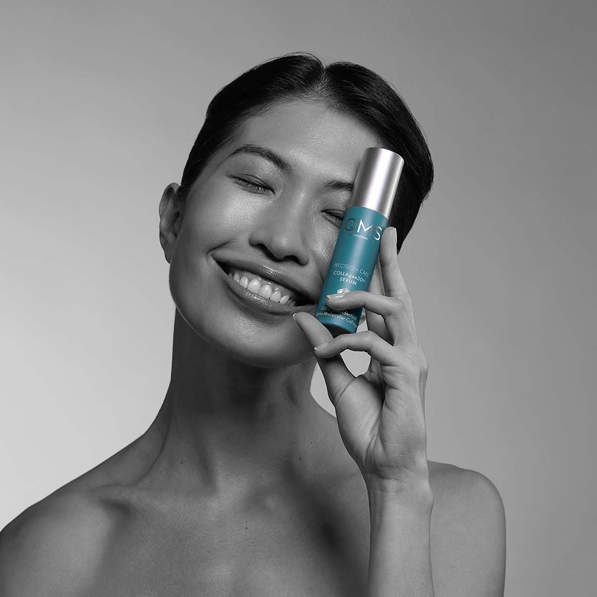 QMS Precision Care Collagen3D™ Serum  – 30ml, Frau hält Serumtiegel