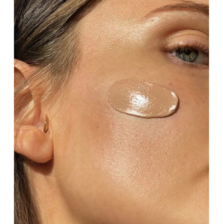 REBIOME ReFence Tinted Sunscreen SPF 30 – 50ml, Frau wendet Sonnenschutz auf Gesicht an