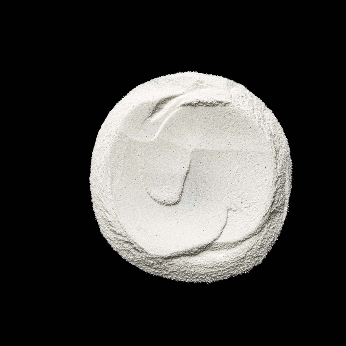 SKIN REGIMEN LX Enzyme Exfoliator – Puderpeeling, 55g, Produktprobe auf schwarzem Untergrund