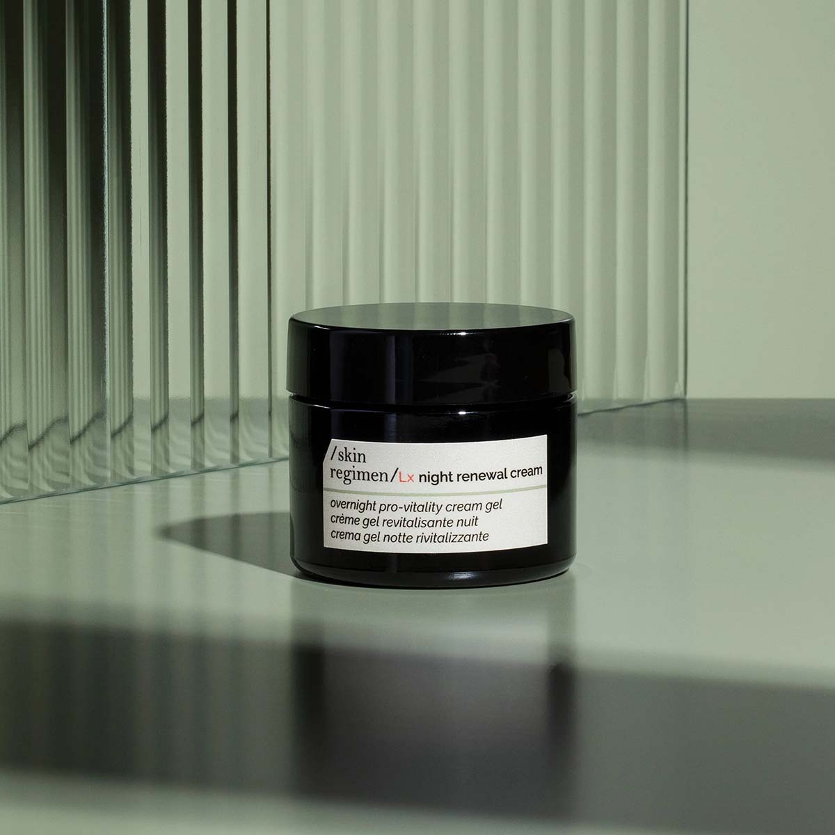 SKIN REGIMEN LX Night Renewal Cream – 50ml, Tiegel grüner Hintergrund