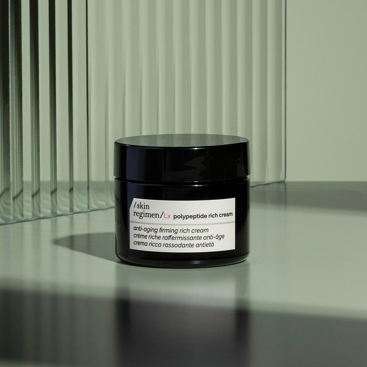 SKIN REGIMEN LX Polypeptid Rich Cream – 50ml, Tiegel vor grünem Hintergrund