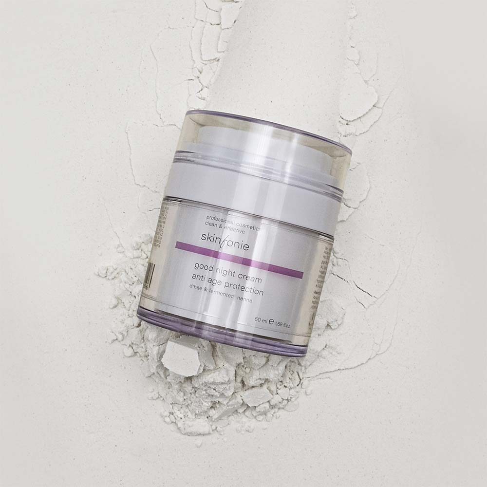 SKINFONIE good night cream – Regenerierende Nachtcreme, 50ml, Tiegel liegend auf Sand