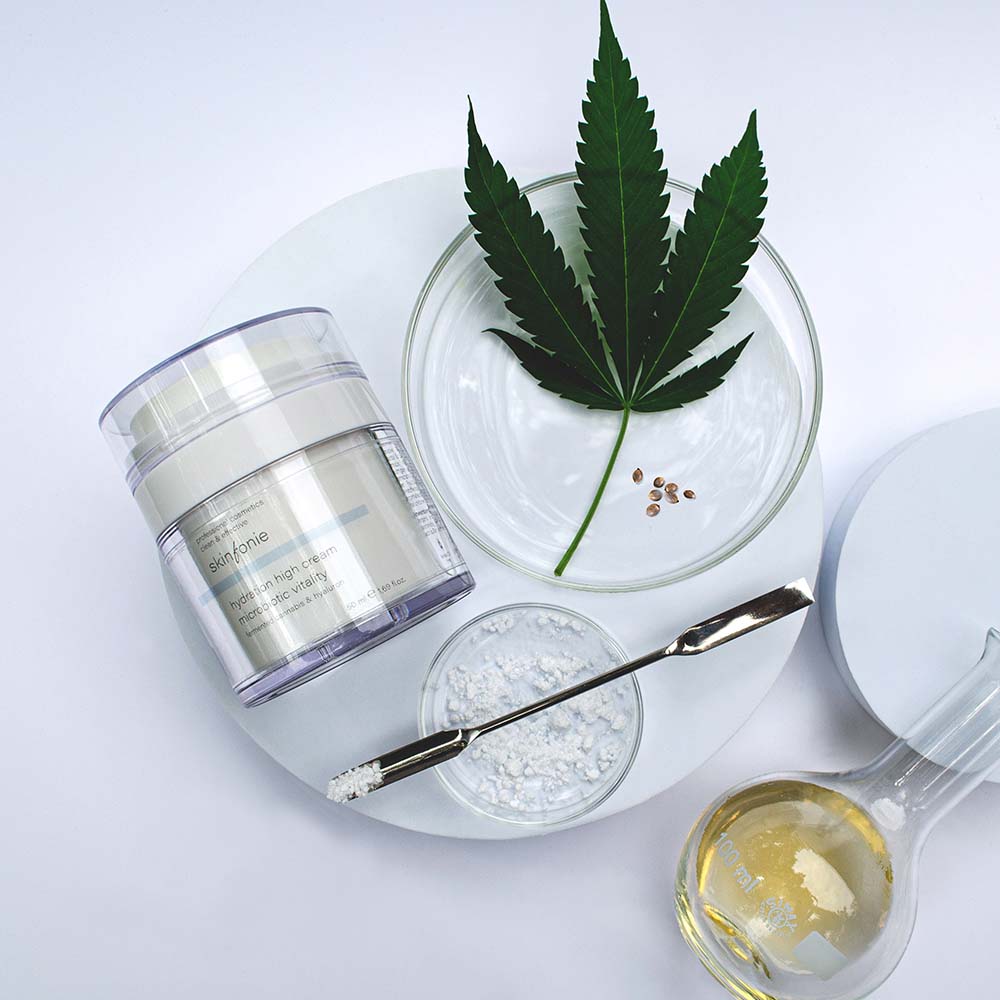 SKINFONIE hydration high cream  – 24h-Pflege für trockene, reife Haut, 50ml, Tiegel mit Hanfblatt und Laborutensilien