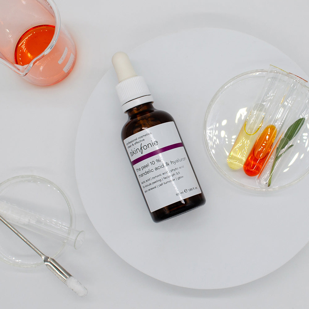 SKINFONIE the peel 10 % mandelic acid & hyaluron  – AHA-Peeling, 50ml, Peelingflasche liegend mit Laborutensilien