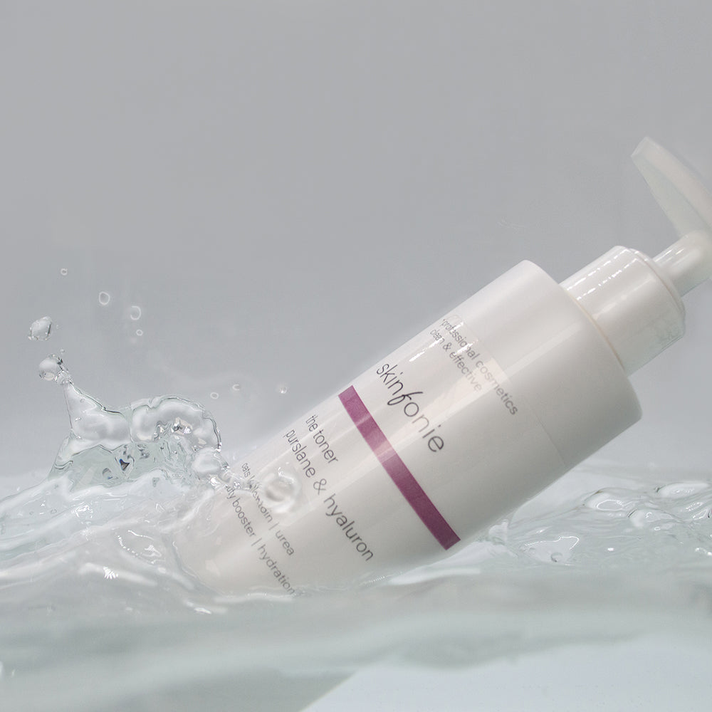 SKINFONIE  the toner - purslane & hyaluron – 250ml, Pumpspender fällt in Wasser