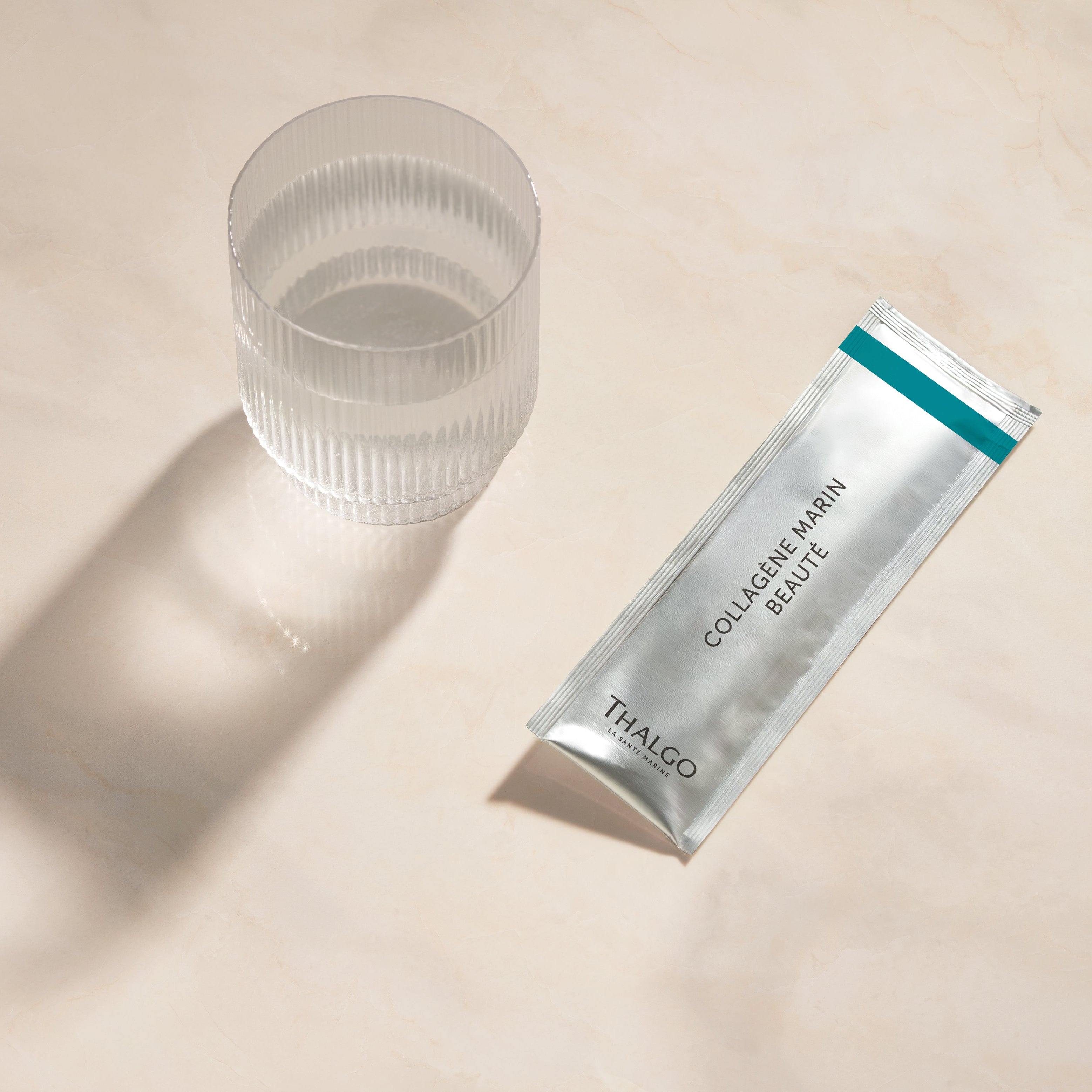 THALGO Beauty Collagène  – Nahrungsergänzung, 21 Portionssticks, Sachet mit Wasserglas