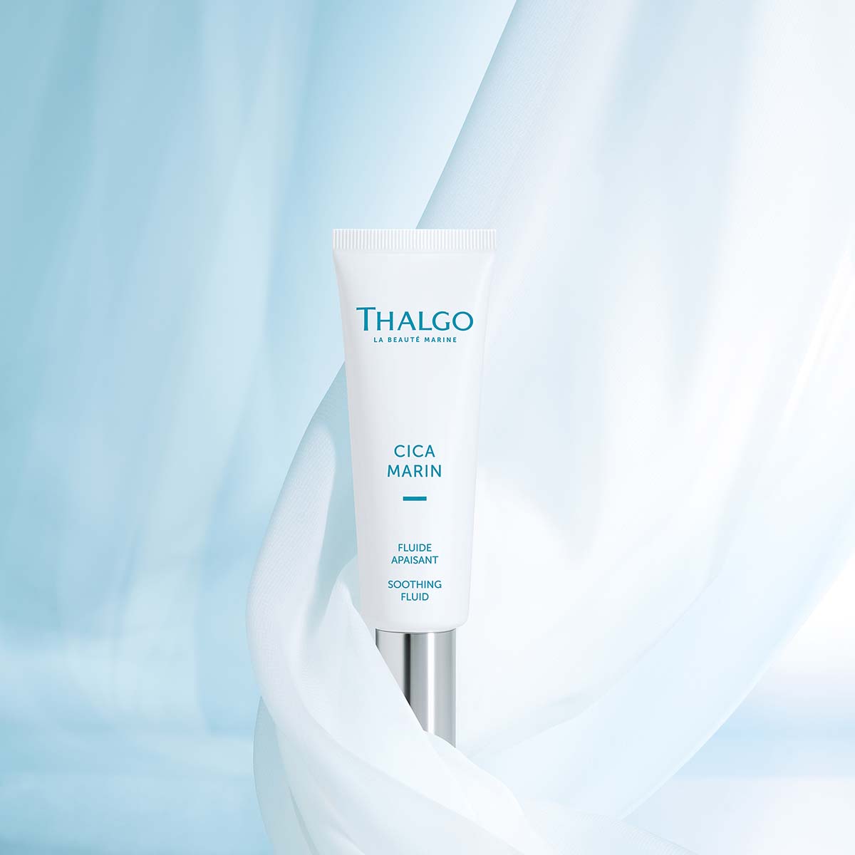 THALGO CICA MARIN Beruhigendes Fluid  – 50ml, Tube in Stofffalte stehend